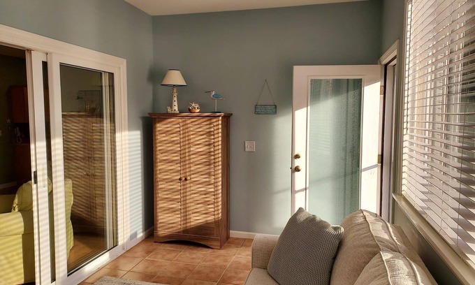 Summer Village Hütte | Fully furnished cottage, minutes from the beach.