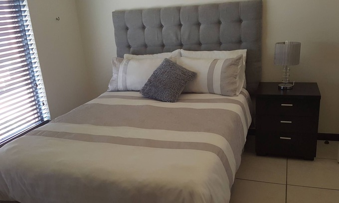 Greater Johannesburg Metropolitan Area Wohnung | Komplett möbliertes, modernes Apartment mit zwei Schlafzimmern zu vermieten