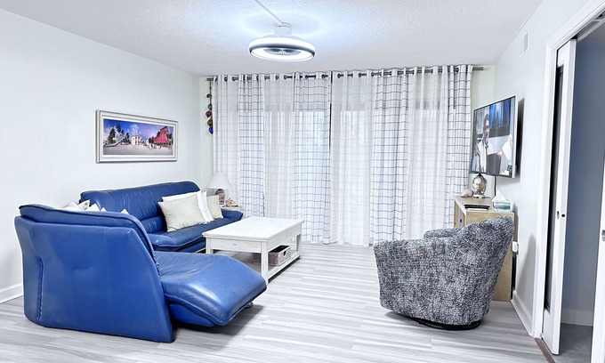 Cocoa Beach Eigentumswohnung | Fully Remodeled 2-Bedroom Condo with Open Layout and Luxury Master Suite