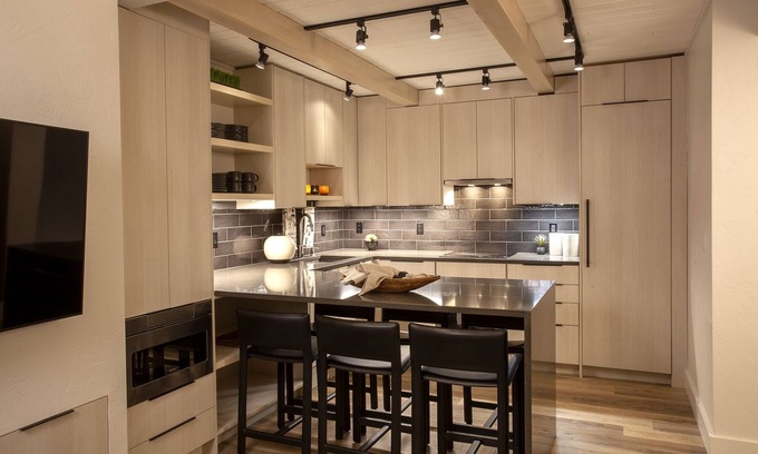 Ketchum Eigentumswohnung | Fully Remodeled Modern Condo Steps from Warm Springs Lift