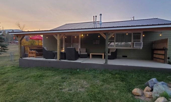 Coram Haus | Fully Remodeled Mountain View home near Glacier National Park