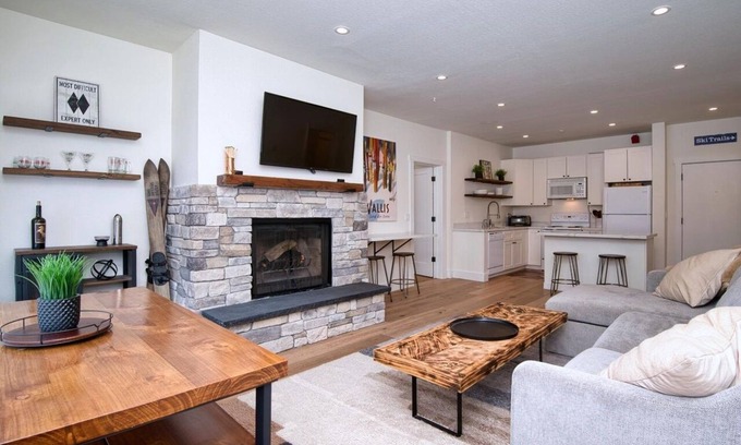 Kirkwood Eigentumswohnung | Fully-remodeled stylish 2BR condo, steps to lifts