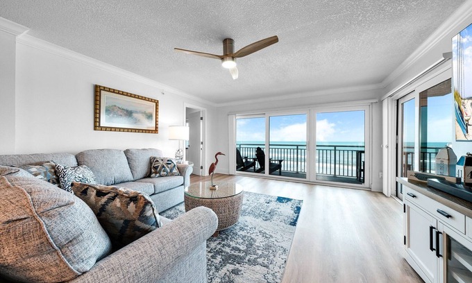 New Smyrna Beach Eigentumswohnung | Fully renovated direct oceanfront condo with a large balcony, heated pool and beach access