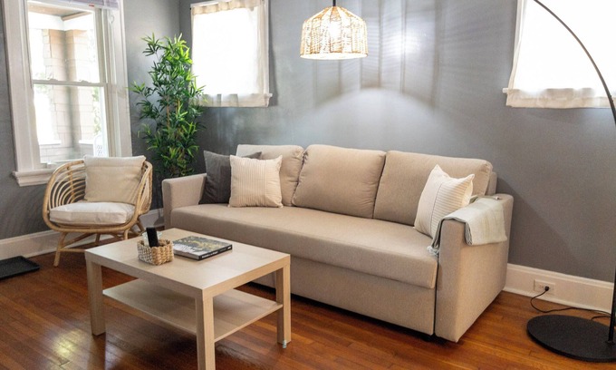 Fairfax Wohnung | Fully Renovated Apartment Right Off Murray Trail, 15 Minutes to Downtown Cincy