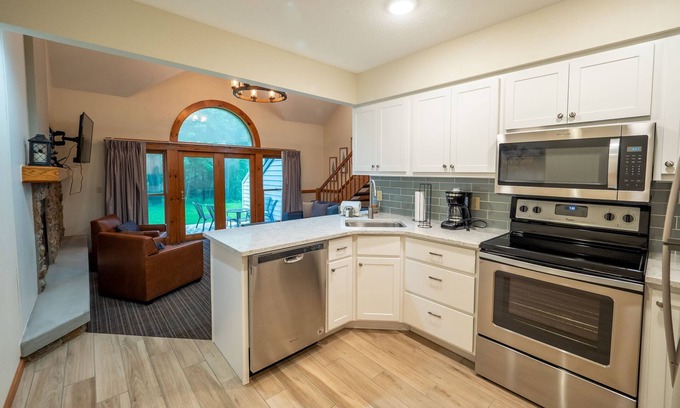 Canadian Lakes Eigentumswohnung | Fully Renovated Condo - Sleeps 9!