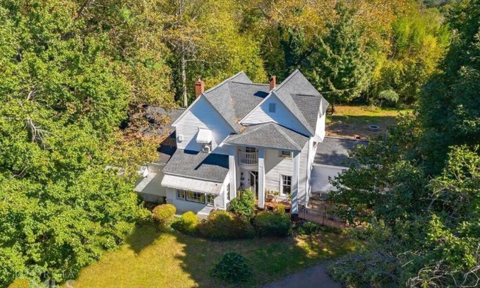 Baldwin Haus | Fully Restored Country Manor