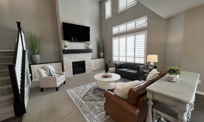 Windsor Haus | Fun clean 5BR w/2 kitchens, 5 kings
