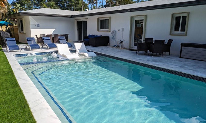 Coral Ridge Haus | "Fun"kadelic Flat! Shared Heated Pool n Spa! Beach 1.4 miles! Walk to Food n Fun