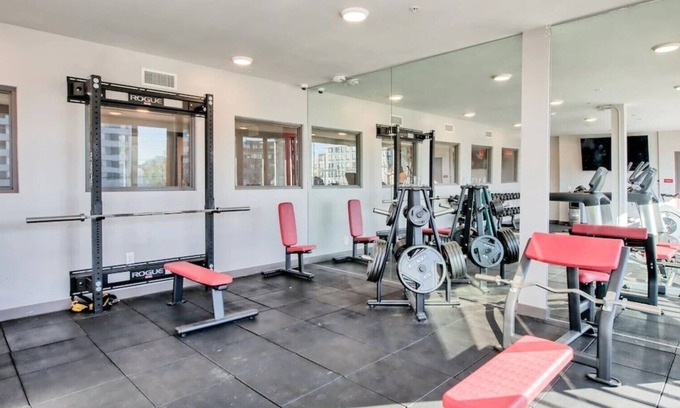 University District Haus | đ¶Fun Micro-Unit w/ Garage Parking Near High St. | Jacuzzi, Fitness Gym, WiFi, +