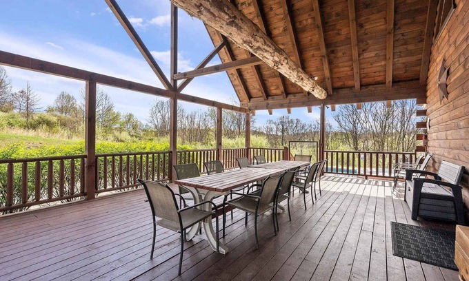 Logan Kabine | Fun Private Lodge for 18 Pool Pond Hot Tub