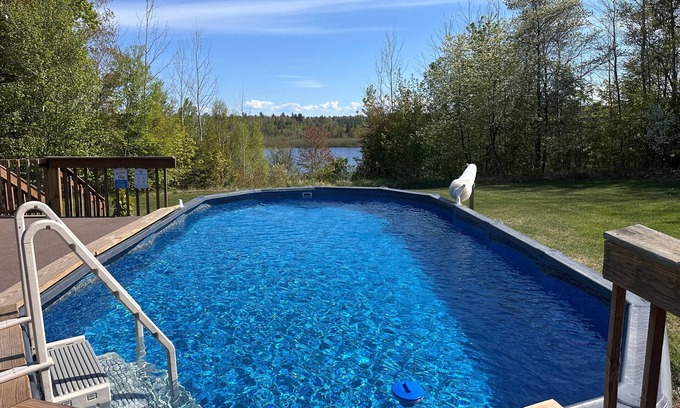 Christmas Haus | Furnace Lake übersehen-nahe abgebildete Rocks und ORV-Strecken