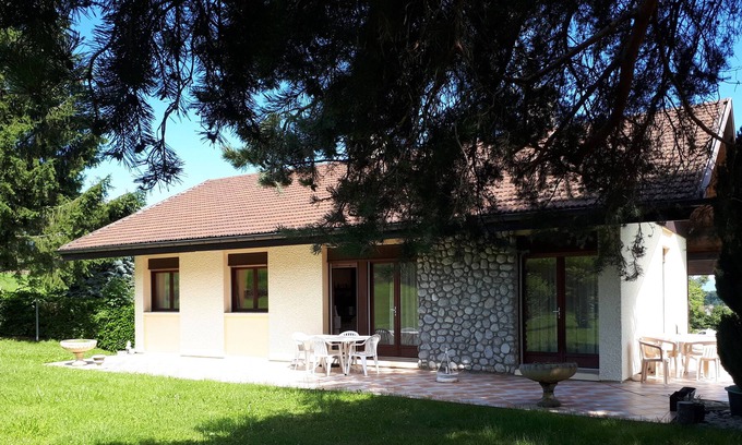 Amancy Haus | Möbliertes Haus in einem bewaldeten Park / Garage, Blick auf Felder und Berge