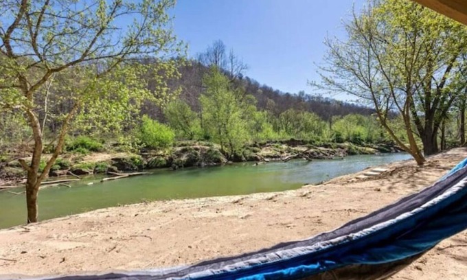 Stanton Wohnmobilvermietung | Furnished Glamping Tent/King Bed/Access to the Red River - Dancing Deer - #6