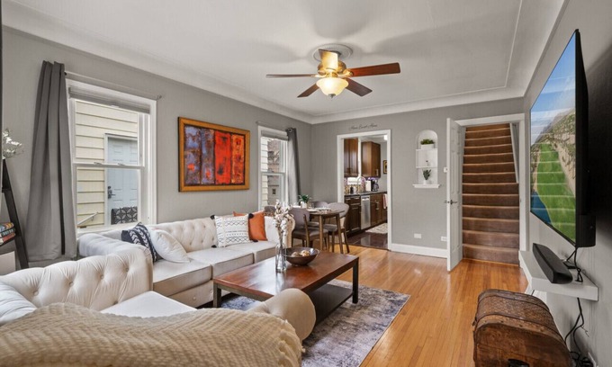 St. Louis Park Wohnung | Furnished Oasis in Sought-After Browndale: Walk to Lakes & More!