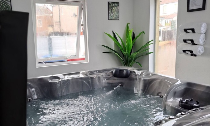 Bispham Haus | Fylde Cottage - Your Perfect Staycation Accommodation W/Hot tub