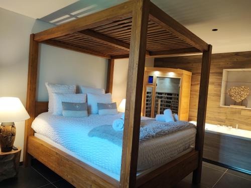 Metabief Haus | Géraniums Et Neige Fraîche, Maison d'Hôtes avec balnéo massante et sauna privatifs dans certaines suites haut standing