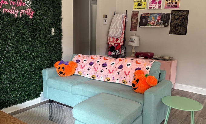 Parma Haus | Game On Parma with WiFi, AC and Game Room Family and Pet Friendly