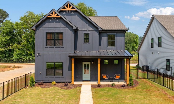 Emerson Haus | GameDaze - New 4/3.5 Bedroom House only 5 min to LakePoint - Sleeps 14