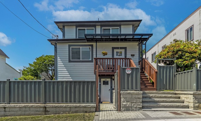 New Westminster Haus | Garden Suite 2-Bed/ 1-Bath can be Interconnected with additional Suite