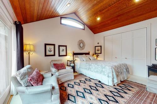 Arcata Haus | Garden View Relaxation