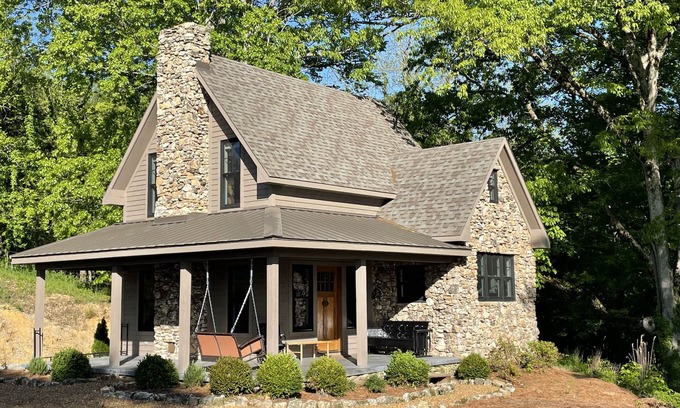 Lincoln County Hütte | Gate Cottage, private getaway in a stylish new home w/views, hiking and a creek.