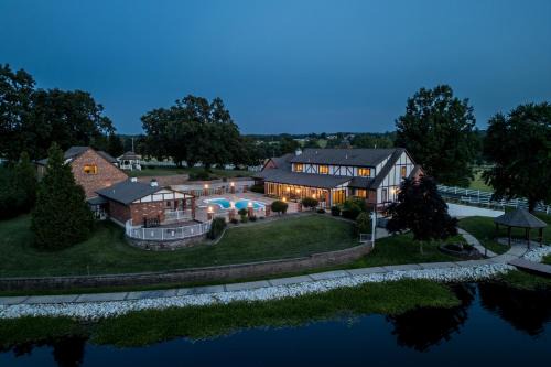 De Soto Haus | Gated 35-Acre De Soto Estate Pool, Lake and Patio!