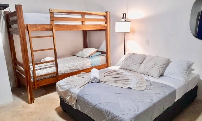 Jaco Wohnung | Gated Parking, 7min to beach, A/C Wi-FI