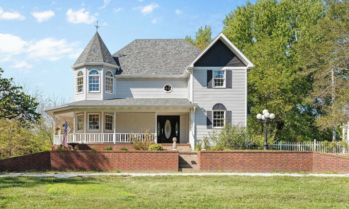 Ozark Haus | Gatsby-Inspired Victorian Farmhouse - Farm feel only 5min from city amenities
