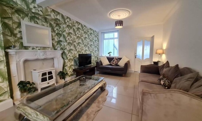 Dowlais Haus | Stylish & comfortable 4 bedroom home with patio
