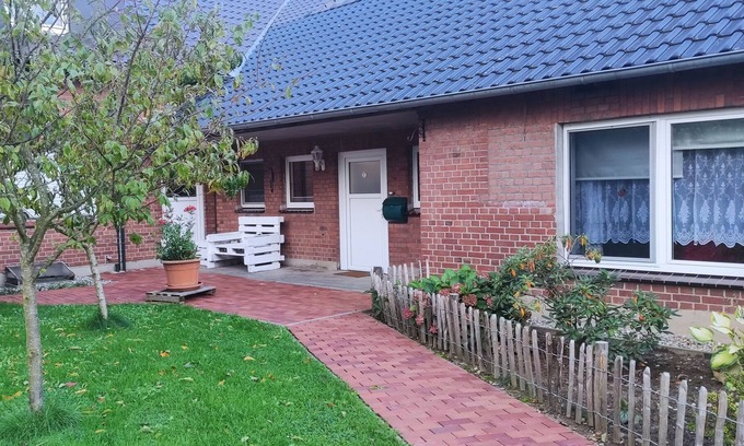Rees Wohnung | Gemütliche Kleine Ferienwohnung auf Alter Hofanlage mit Terrasse und Gartenblick