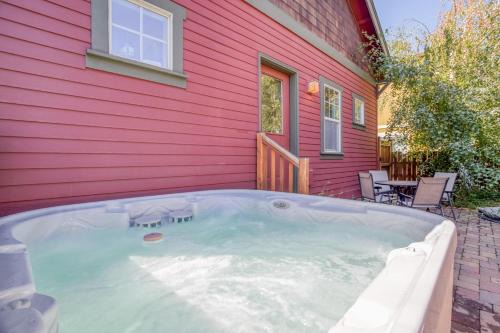 Old Bend Haus | Georgia Peach - Meredith Lodging