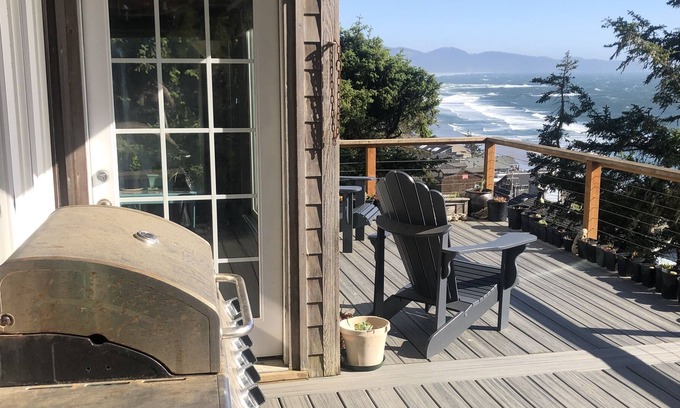 Oceanside Hütte | Get away from it all wit the sights and sounds of the pacific ocean .