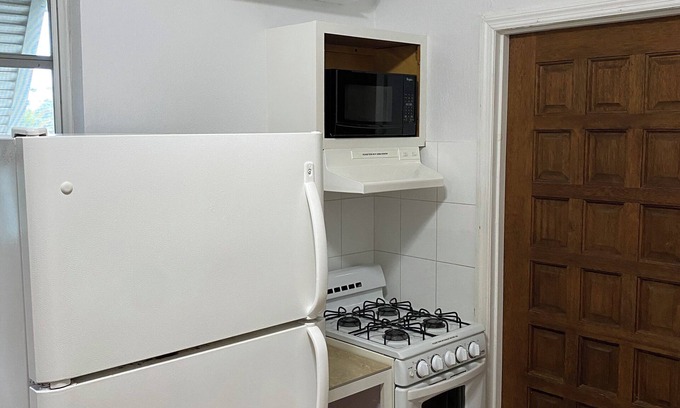 Coral Harbour Wohnung | Get away to Green Pastures .10 minutes to Beach, Great for weekend getaways