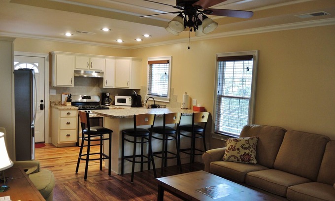 Clarksdale Hütte | Besuchen Sie das BLUES-in 'im Rusty's Roost neben der Innenstadt von Clarksdale, MS