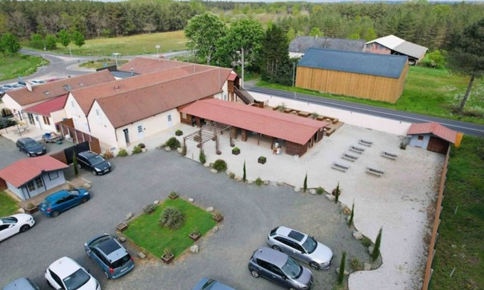 Yvre-le-Polin Hütte | Gite 55 Couchages Salle 200 m2