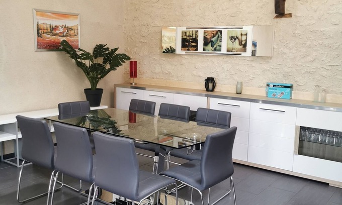 Pellegrue Haus | Gite all comforts, completely one level, heated swimming pool, large garden.