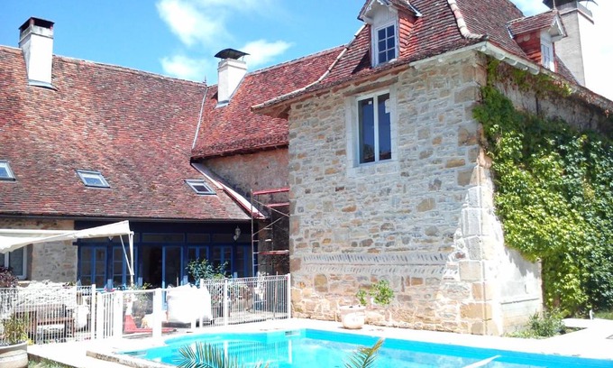 Bastanes Haus | Gite de 6 à 14 pers avec Piscine-Jacuzzi- Salle des fêtes