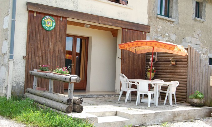 Paroisse des Monts de Bienne Haus | Gîte de France im alten Bauernhofpark des Haut Jura