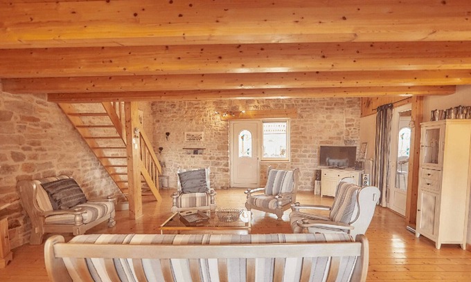 Villette-les-Arbois Hütte | Gite des flâneurs du Jura: Large holiday home for 15 people near Arbois. Land, c