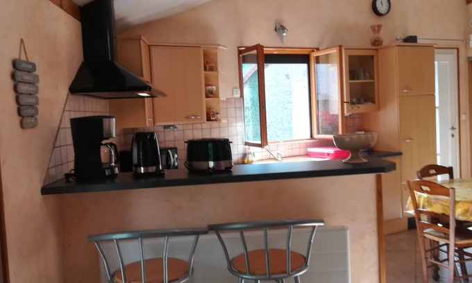 Cerdon Haus | Gite du Pressoir by the stream in Cerdon