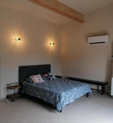 Crespian Haus | Gite neuf avec accès sauna, bain a remous