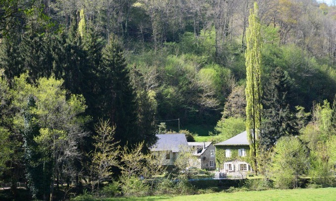 Aleu Haus | Gite am Rande des Arac in einer grünen Umgebung mit Pool