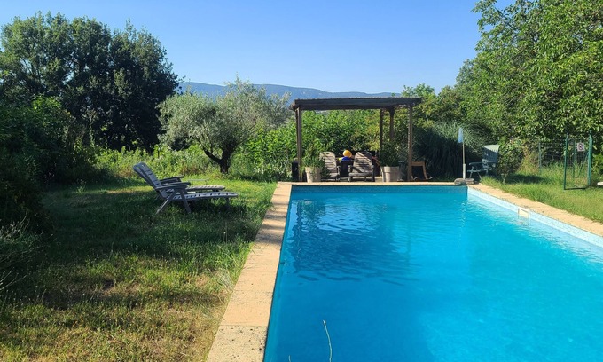 La Tour-d'Aigues Wohnung | Gite with swimming pool to share in the middle of the vineyards. Pets accepted