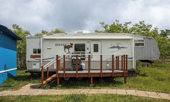 Babb Haus | Glacier Vista - 30’ Glamping Trailer near Glacier Park. Paradise in the forest.