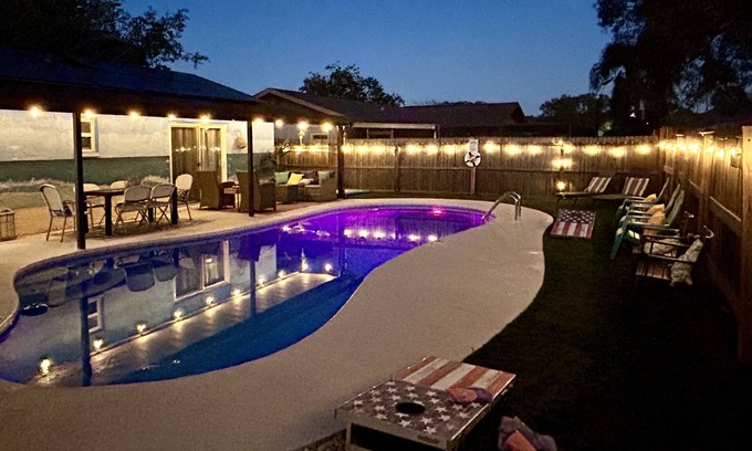 Walsingham Haus | GLAMOROUS UPDATED HEATED POOL HOME 5 MILES TO THE BEACH! PET FRIENDLY