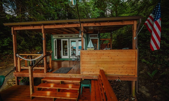 Tillicum Kabine | Glamping on the Puget Sound - Small Waterfront Cabin