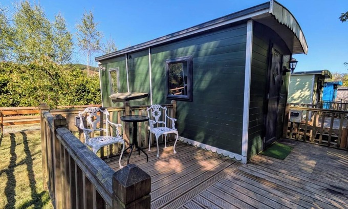 Llanfair Caereinion Kabine | Glan yr Afon Tri - Relax, Recuperate, Hot Tub