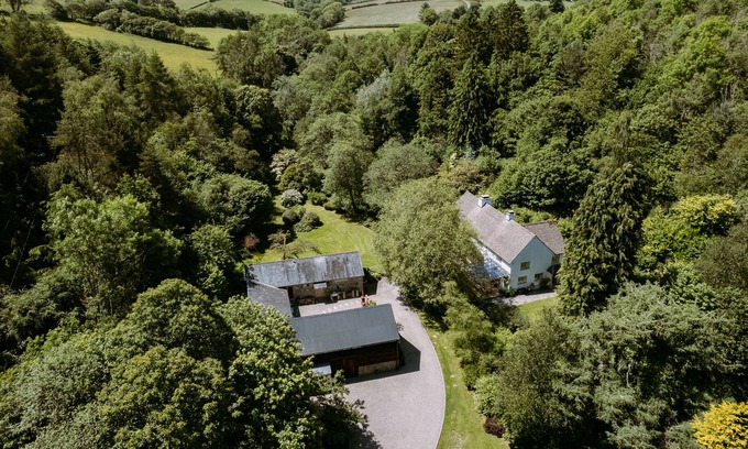 Kington Haus | Glasnant - Luxury House in the woods with Hot Tub