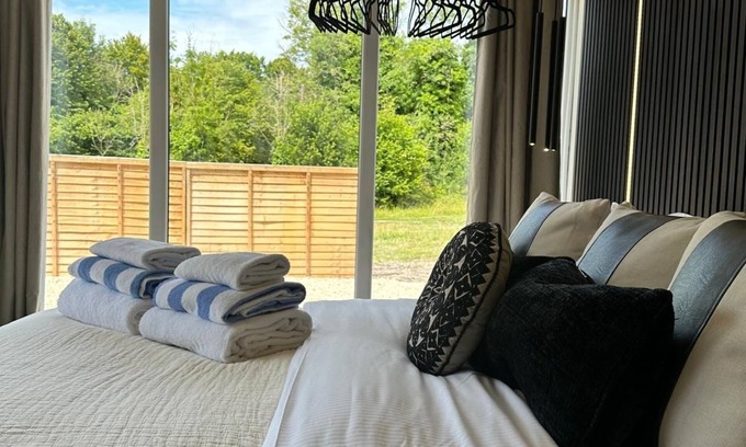 Blandford Saint Mary Hütte | GLASS HOUSE - ROMANTIC ESCAPE | SLEEPS 2 | HOT TUB | BBQ | PATIO | WI-FI