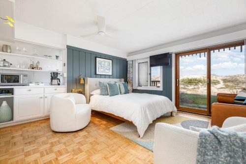 Maple City Wohnung | Glen Arbor Riverfront Retreat Steps to Beach!